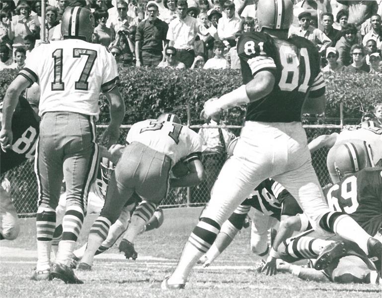 New Orleans Saints Jim Taylor carries against the Cleveland Browns in 1967