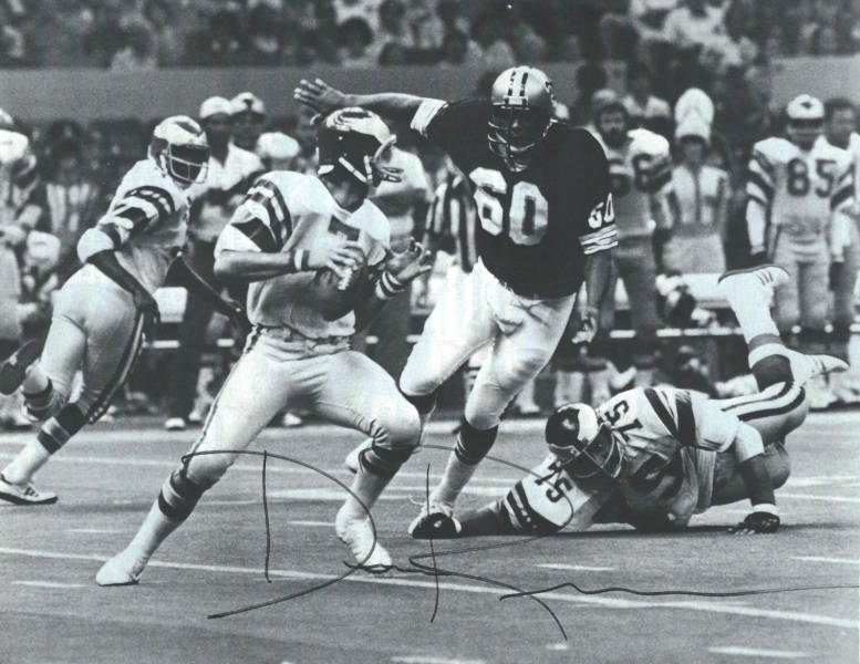 Saints-Eagles 1979 - Don Reese rushing Ron Jaworski